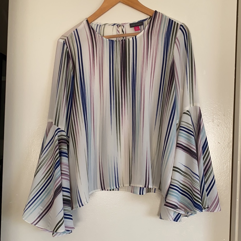 Lights and flowing bell sleeve blouse like new